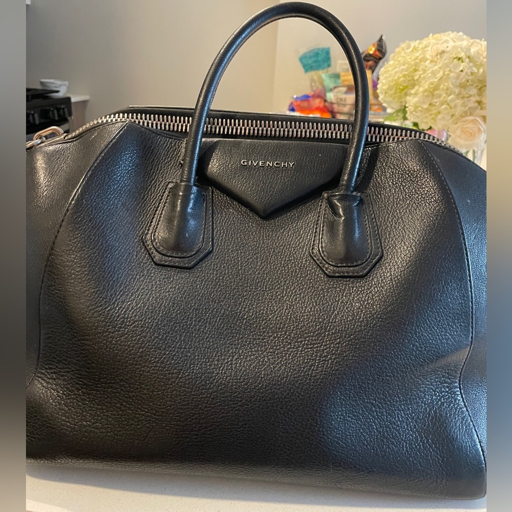 Givenchy Medium Antigona bag in grained leather